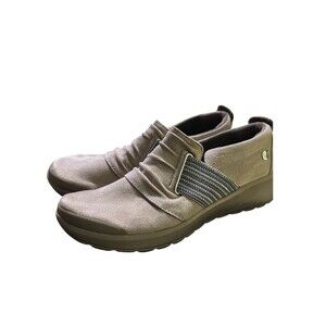 BZees Women's  Giddy Up Beige Blue Fabric Slip On Sneakers Comfort Size 7 EUC